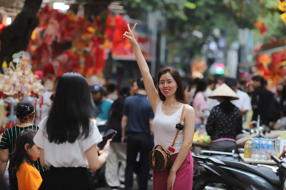 Thời điểm hiện tại trên phố Hàng Mã có nhiều món đồ chơi đặc trưng của Tết Trung thu với màu sắc nổi bật và đẹp mắt đã được bày bán.