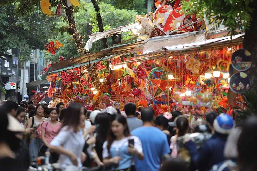 Pho Hang Ma dong duc gioi tre check in can Tet Trung thu