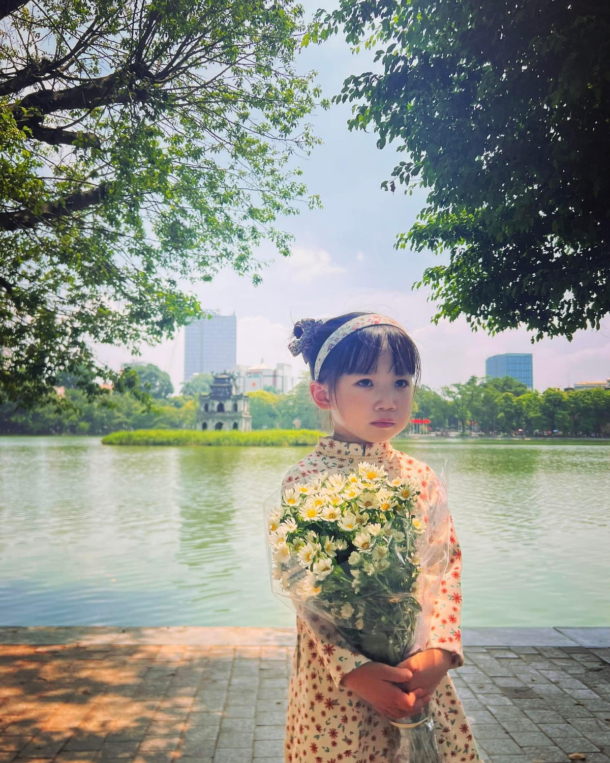 Không chỉ các bạn trẻ, nhiều gia đình cũng đưa con nhỏ lang thang thành phố, tận hưởng không khí dễ chịu, thưởng thức các món ăn ngon và chụp ảnh mùa thu Hà Nội. Ảnh: Púp Nguyễn - group Check in Vietnam