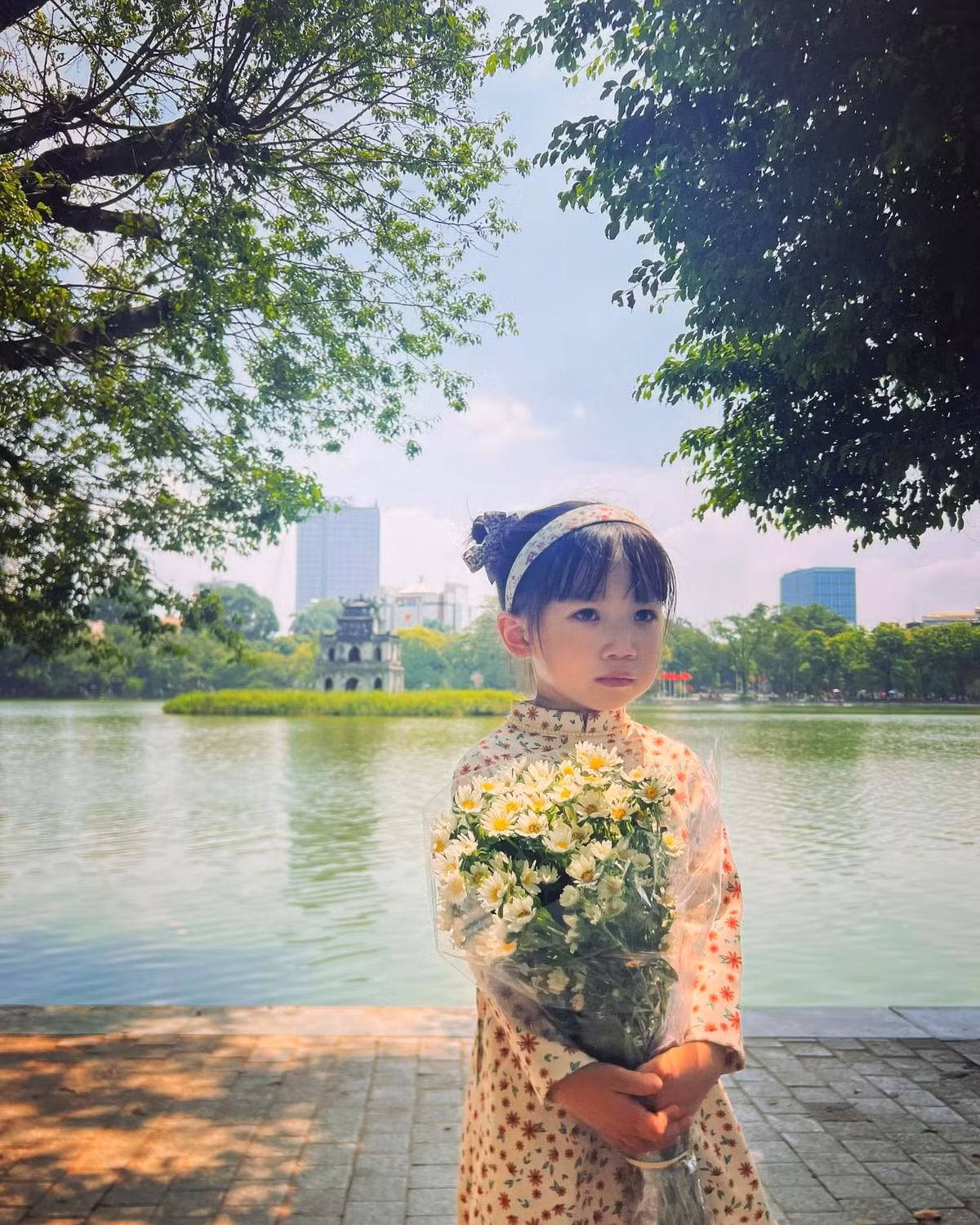 Không chỉ các bạn trẻ, nhiều gia đình cũng đưa con nhỏ lang thang thành phố, tận hưởng không khí dễ chịu, thưởng thức các món ăn ngon và chụp ảnh mùa thu Hà Nội. Ảnh: Púp Nguyễn - group Check in Vietnam