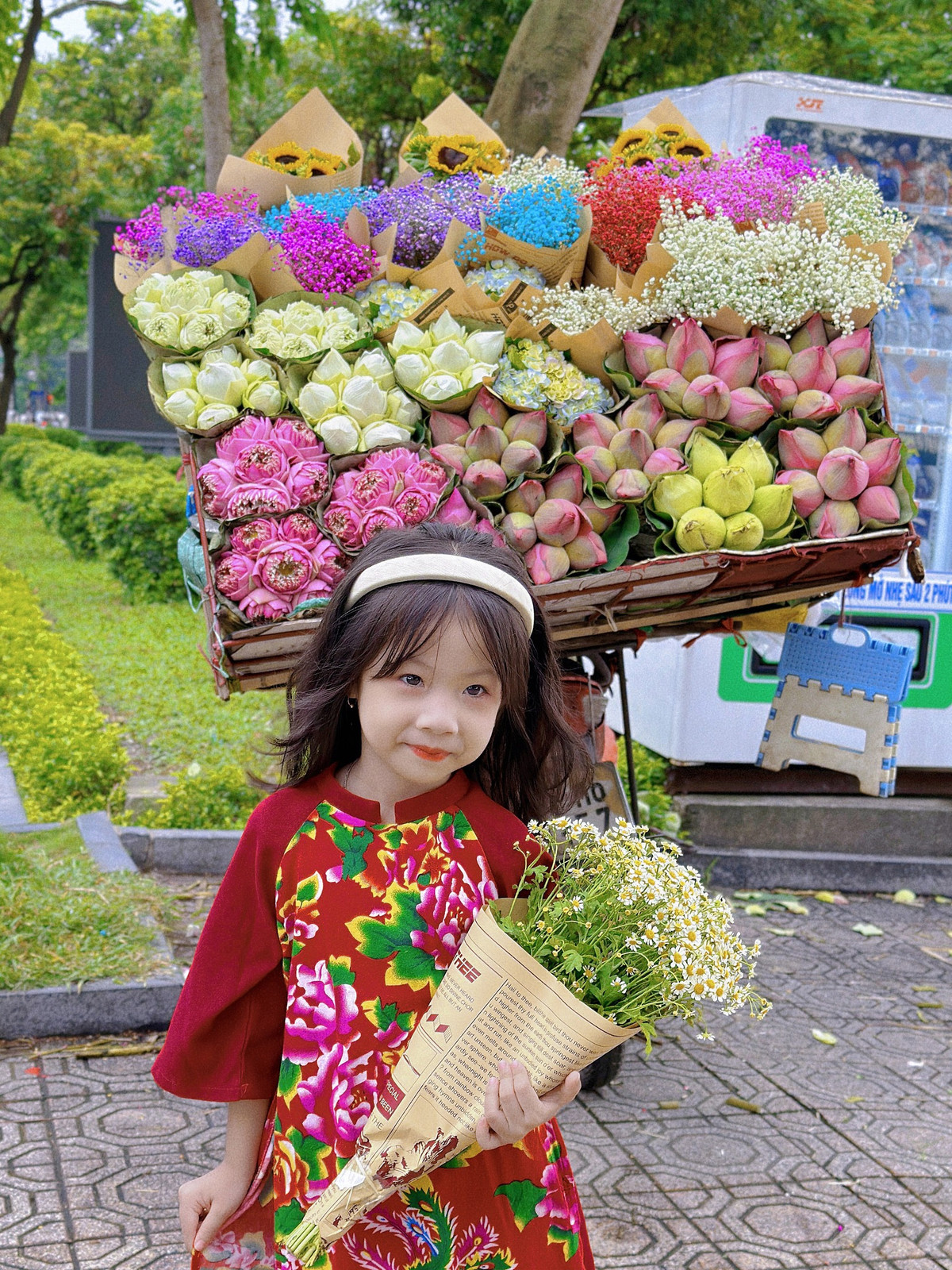 Thay vì chụp ảnh trên đường Phan Đình Phùng, em bé được dì check in quanh Hồ Tây cùng những gánh hàng hoa, hoàng hôn bên hồ... Ảnh: Vietnamnet