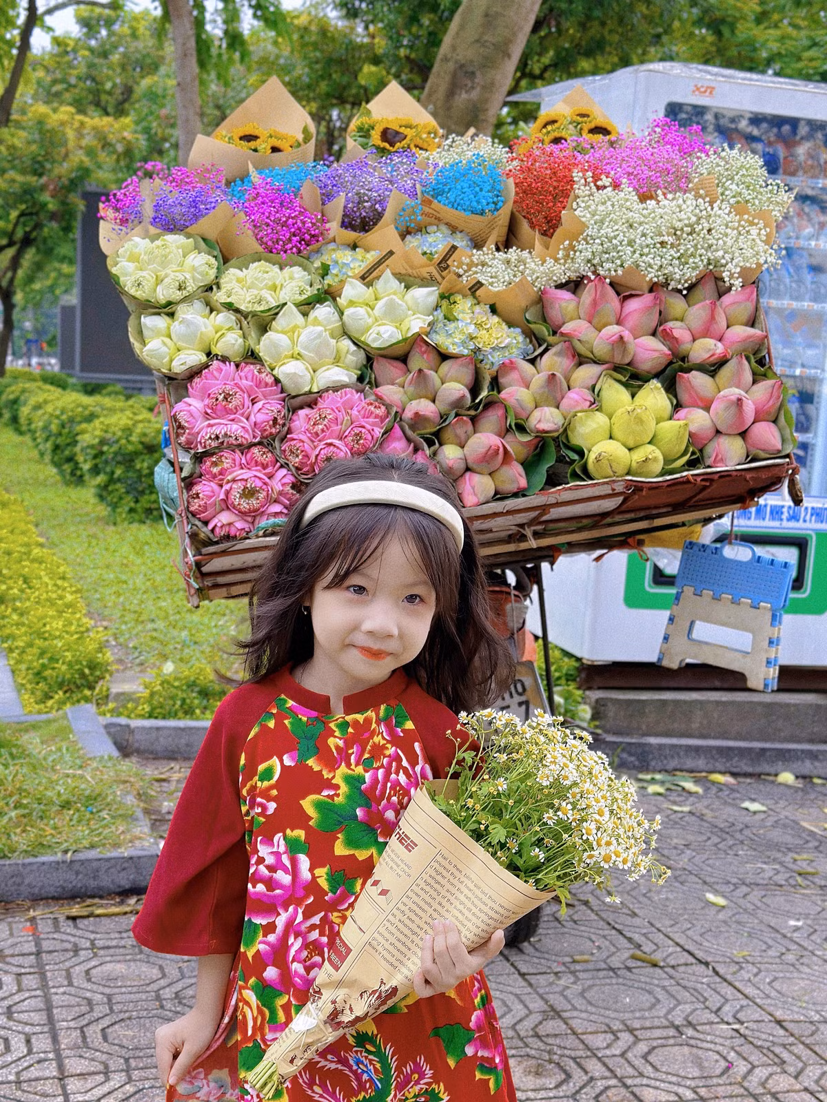 Thay vì chụp ảnh trên đường Phan Đình Phùng, em bé được dì check in quanh Hồ Tây cùng những gánh hàng hoa, hoàng hôn bên hồ... Ảnh: Vietnamnet