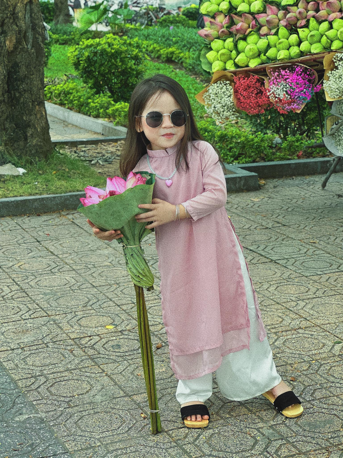 Nhiều em bé đã "đốn tim" cư dân mạng bởi những bức ảnh check-in mùa thu Hà Nội đáng yêu tại Lăng Bác, phố Phan Đình Phùng, trụ sở báo Hà Nội Mới...Ảnh: Hong Anh