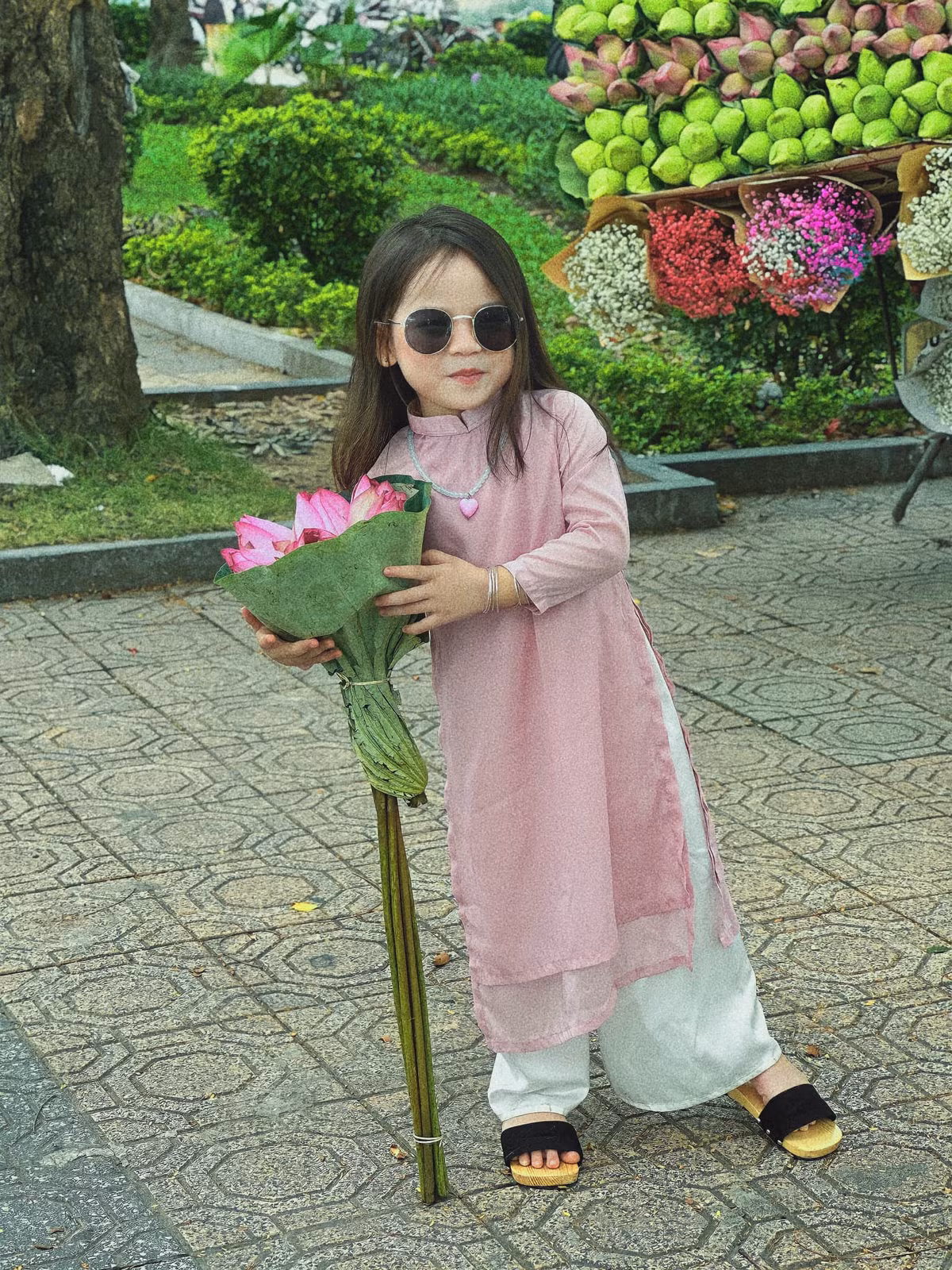 Nhiều em bé đã "đốn tim" cư dân mạng bởi những bức ảnh check-in mùa thu Hà Nội đáng yêu tại Lăng Bác, phố Phan Đình Phùng, trụ sở báo Hà Nội Mới...Ảnh: Hong Anh