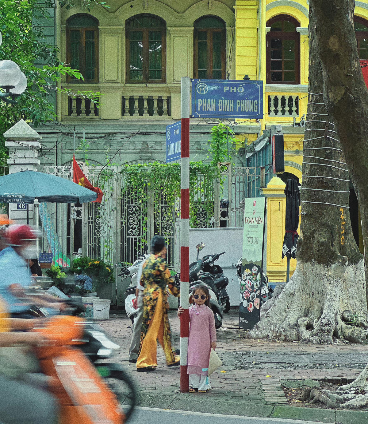 Phố Phan Đình Phùng là địa điểm check in mùa thu Hà Nội được nhiều phụ huynh lựa chọn để chụp ảnh cho con. Ảnh: Hong Anh
