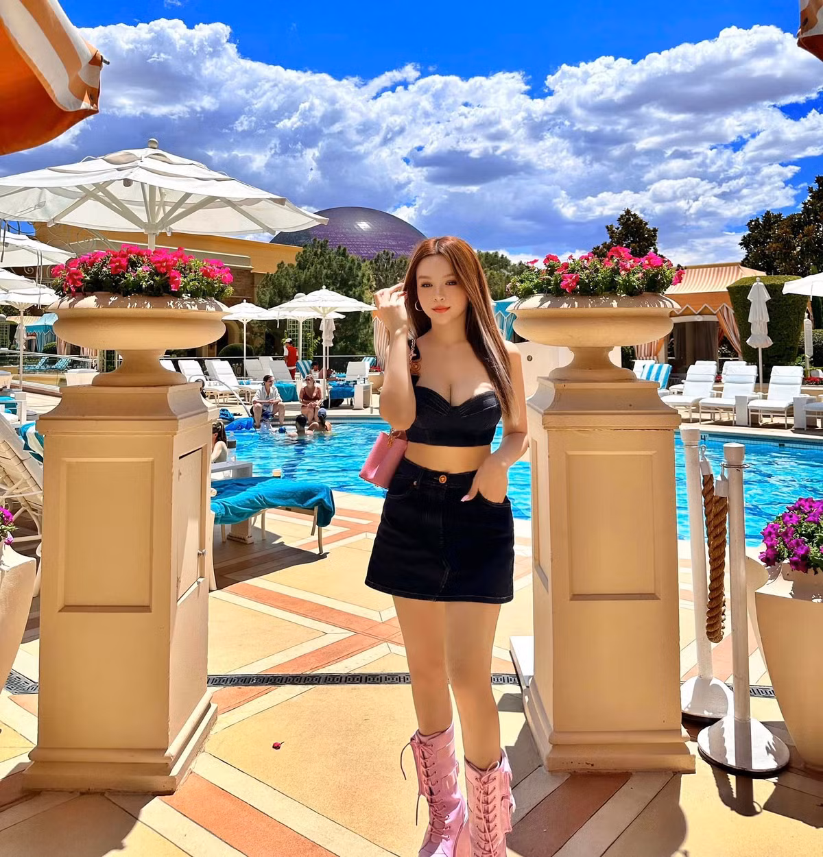 Huyền Baby còn sở hữu nhiều siêu xe đắt đỏ, những bộ sưu tập hàng hiệu xa xỉ và nổi tiếng là "yêu nữ hàng hiệu" của làng giải trí.