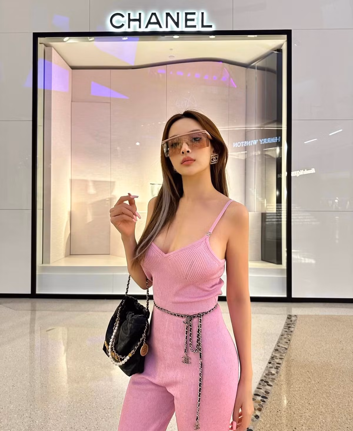 Sau khi theo chồng rời showbiz, Huyền Baby có cuộc sống sung sướng như bà hoàng.