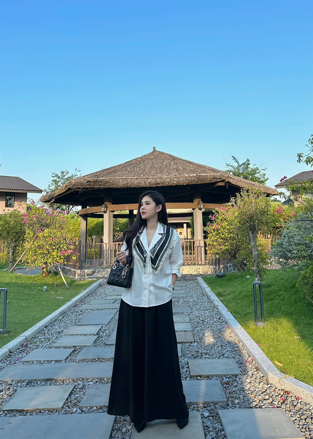 Tương tự Phanh Lee, Vũ Thu Hoài có gu thời trang không mấy kém cạnh. Cô MC vừa làm kinh doanh thời trang nên biết cách chọn đồ đơn giản nhưng tinh tế.