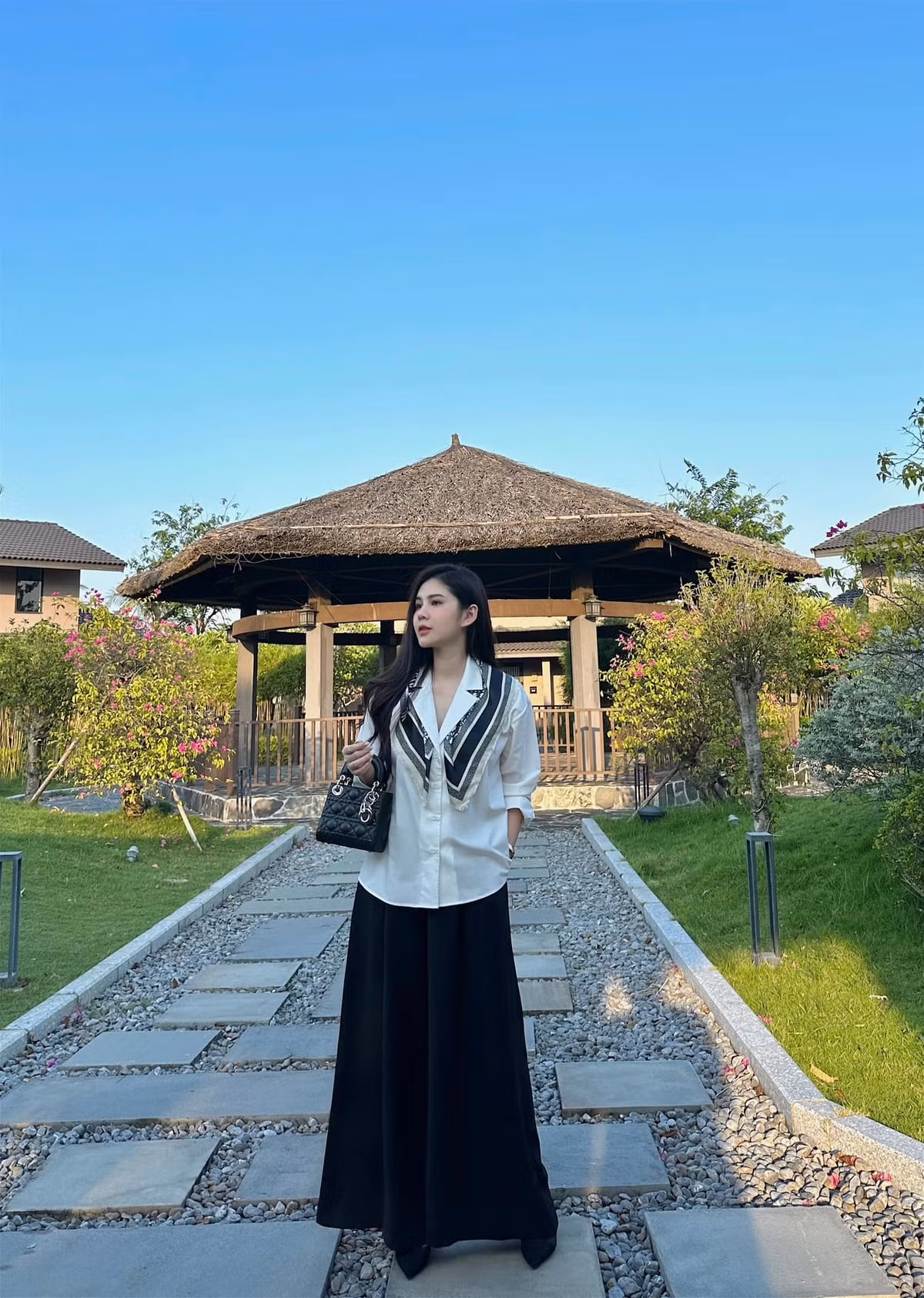 Tương tự Phanh Lee, Vũ Thu Hoài có gu thời trang không mấy kém cạnh. Cô MC vừa làm kinh doanh thời trang nên biết cách chọn đồ đơn giản nhưng tinh tế.