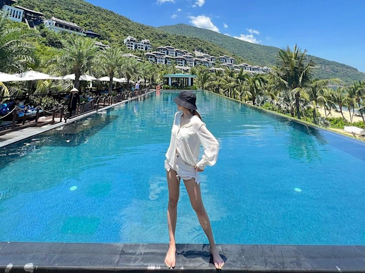 Trâm Anh rất chuộng mặc các thiết kế quần ngắn vậy nên người đẹp không ít lần để lộ những khoảnh khắc hớ hênh gây "nóng mắt".