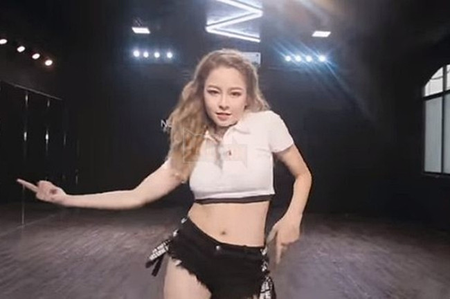 Vì chiếc quần khá ngắn mà Trâm Anh diện nên dẫn đến một số khoảnh khắc kém duyên.