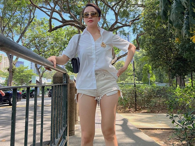 Bỏ qua những lần hớ hênh như trên, hầu hết cư dân mạng khen Trâm Anh có gu thời trang trẻ trung.