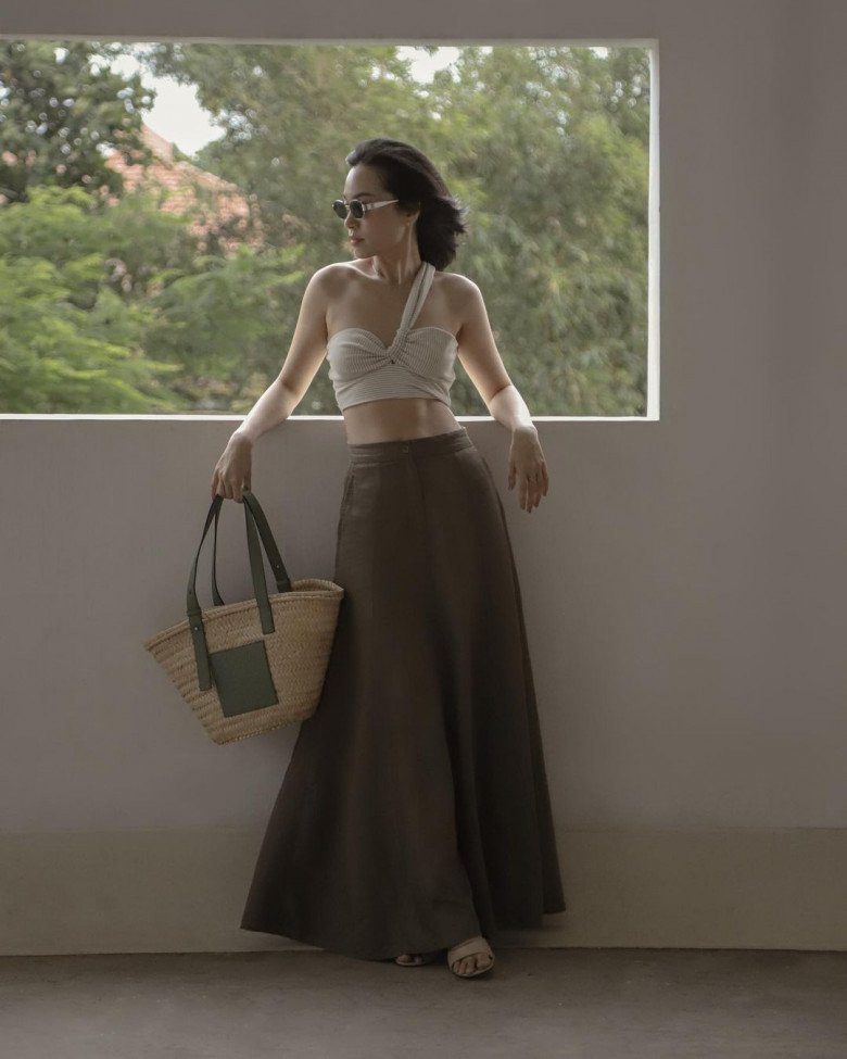 Qua những hình ảnh của bạn gái Nguyễn Quang Đạt, nhiều người chắc hẳn không khỏi bất ngờ vì trông cô vẫn khá cao ráo. Có thể thấy, chính nhờ việc lựa chọn trang phục khéo léo mà nữ blogger có những màn hack dáng hiệu quả.