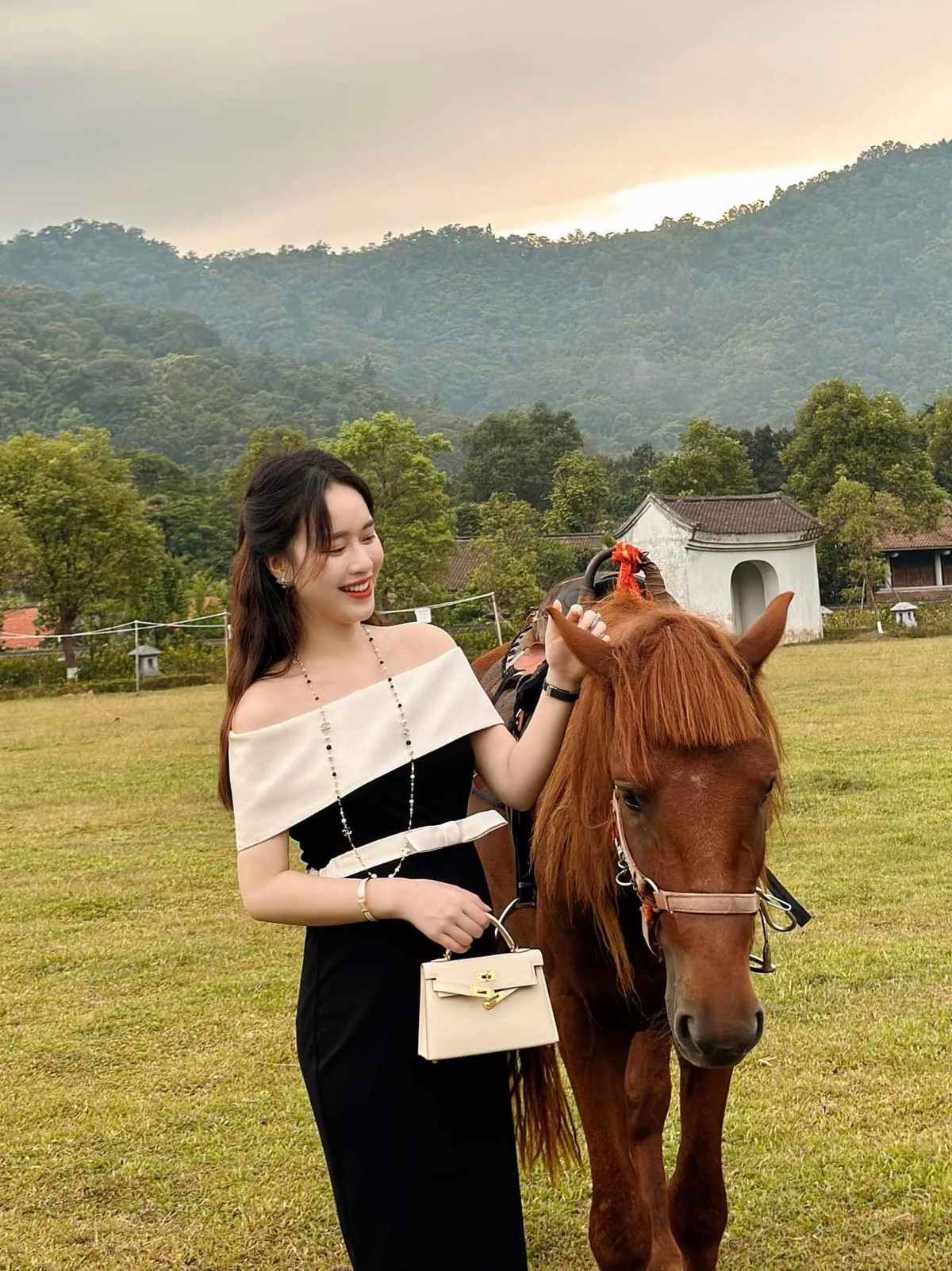 Ngô Mai Phương là nữ MC xinh đẹp, được khán giả biết đến qua các chương trình của VTV như Bữa trưa vui vẻ, Ngày xưa chill phết,... và phim truyền hình giờ vàng Đừng làm mẹ cáu.