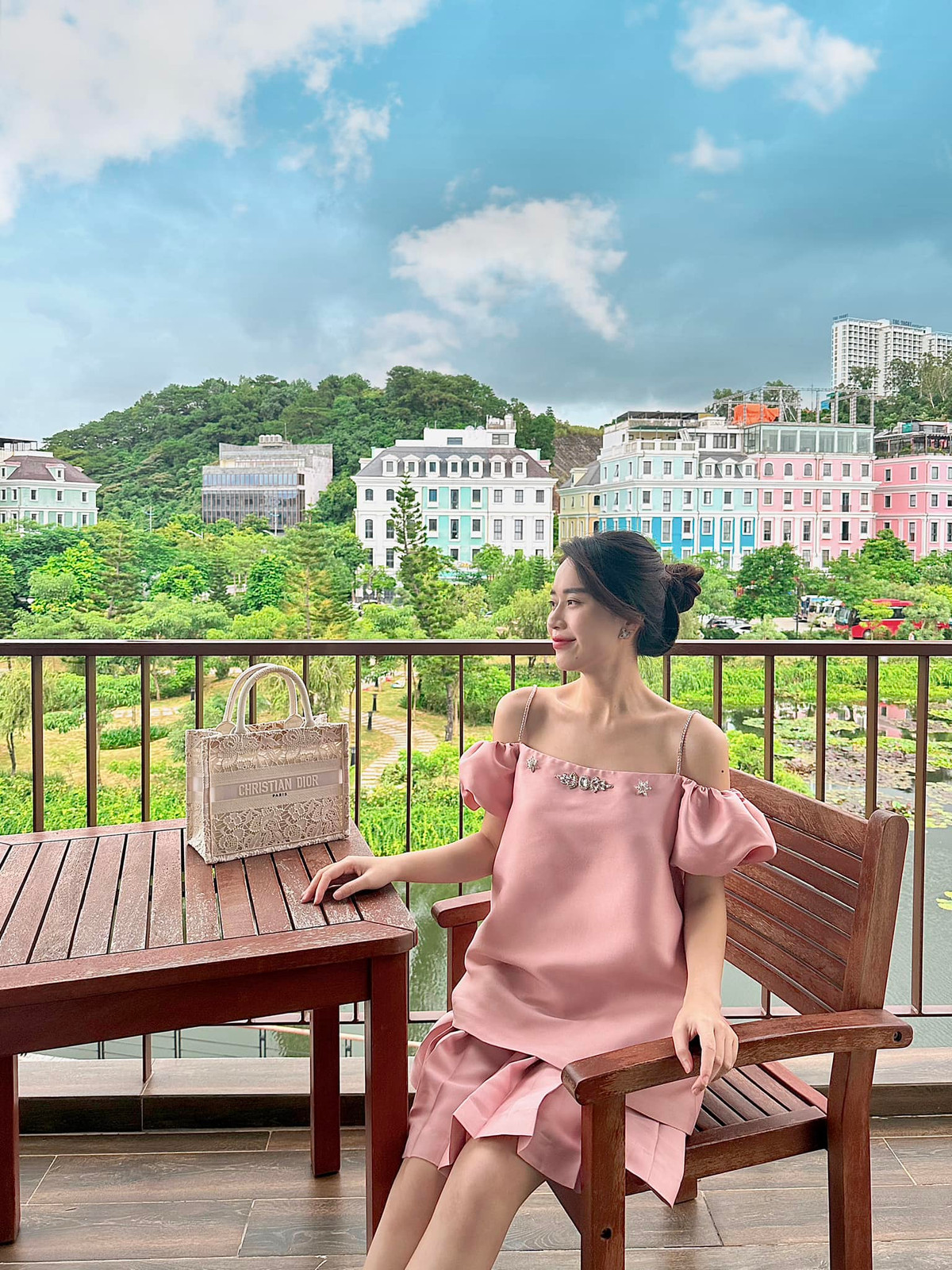 Là một người dẫn chương trình, Ngô Mai Phương rất chú trọng tới ngoại hình. Không chỉ có gương mặt xinh đẹp, cô còn sở hữu thân hình thon gọn và săn chắc.