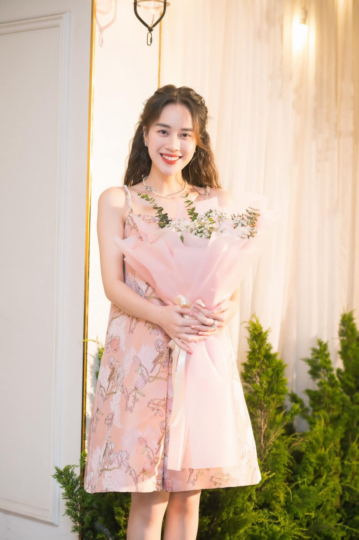 Vì nữ MC thích màu hồng nên chồng đã chu đáo trang trí và chuẩn bị mọi thứ theo tone hồng cực xinh. Riêng background chụp ảnh được làm hoàn toàn bằng hoàn toàn bằng hoa tươi.