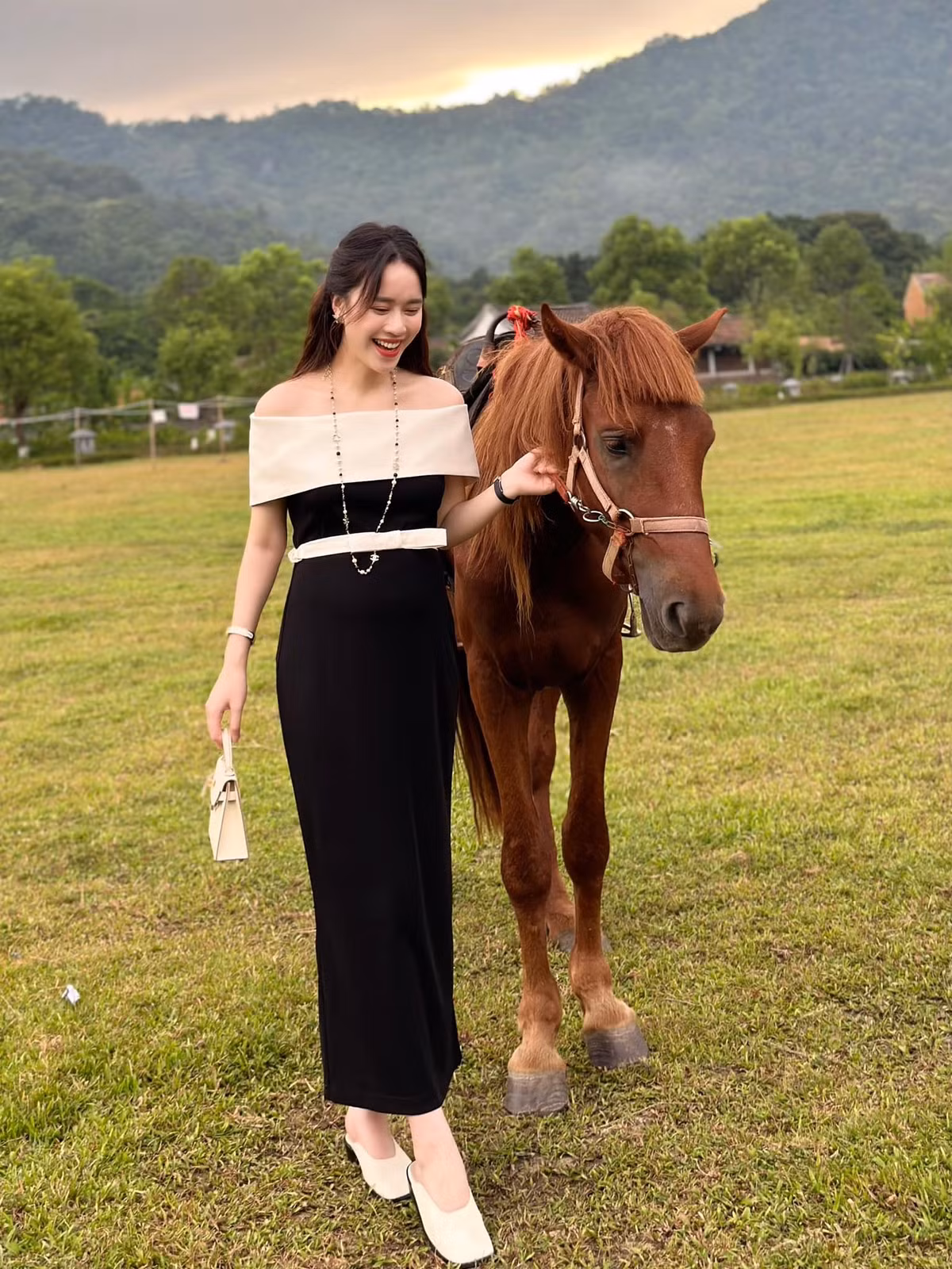 Hiện tại Ngô Mai Phương đã kết hôn với ông xã là Tiến sĩ được gần 2 năm, chuẩn bị đón em bé đầu lòng.