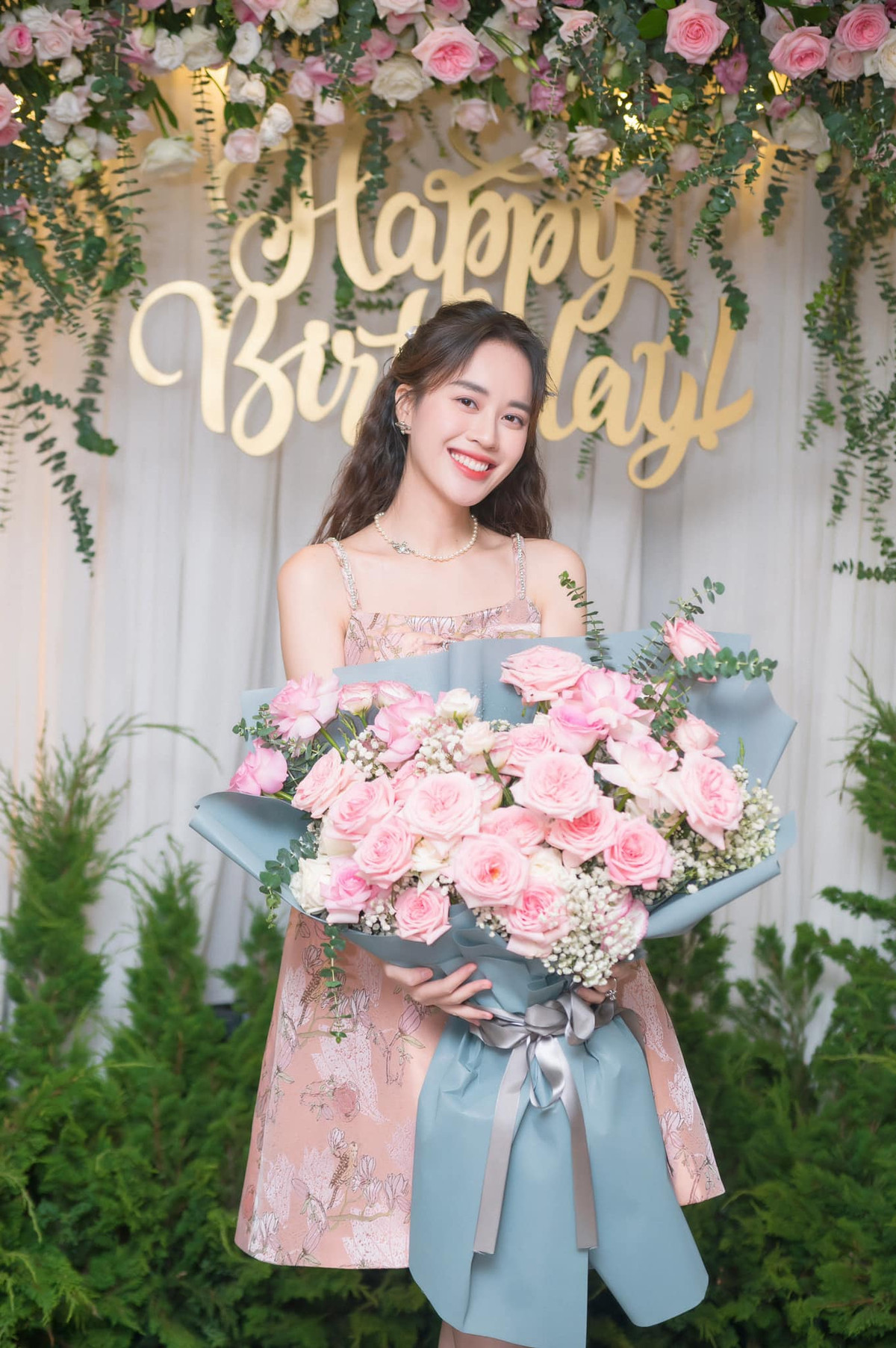 Ở phần bình luận, nữ MC xinh như Hoa hậu cũng thoải mái tiết lộ chi phí được đầu tư cho ngày đặc biệt này là 60 triệu đồng.