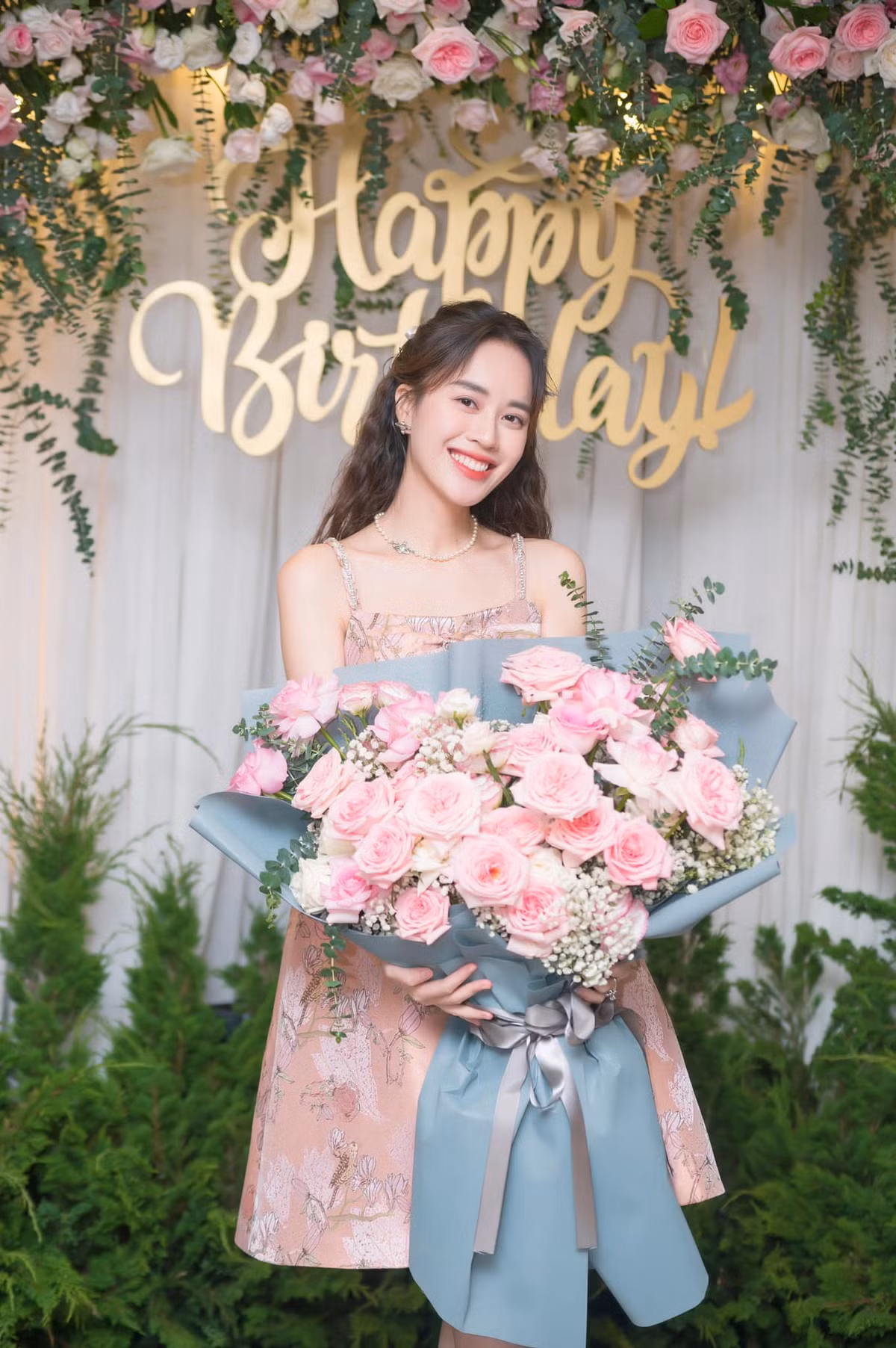 Ở phần bình luận, nữ MC xinh như Hoa hậu cũng thoải mái tiết lộ chi phí được đầu tư cho ngày đặc biệt này là 60 triệu đồng.