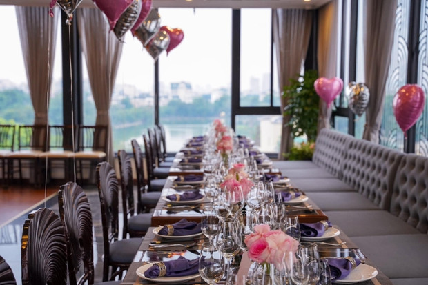 Bữa tiệc được trang trí theo màu sắc yêu thích của Mai Phương, cho thấy sự tinh tế của ông xã cô nàng.