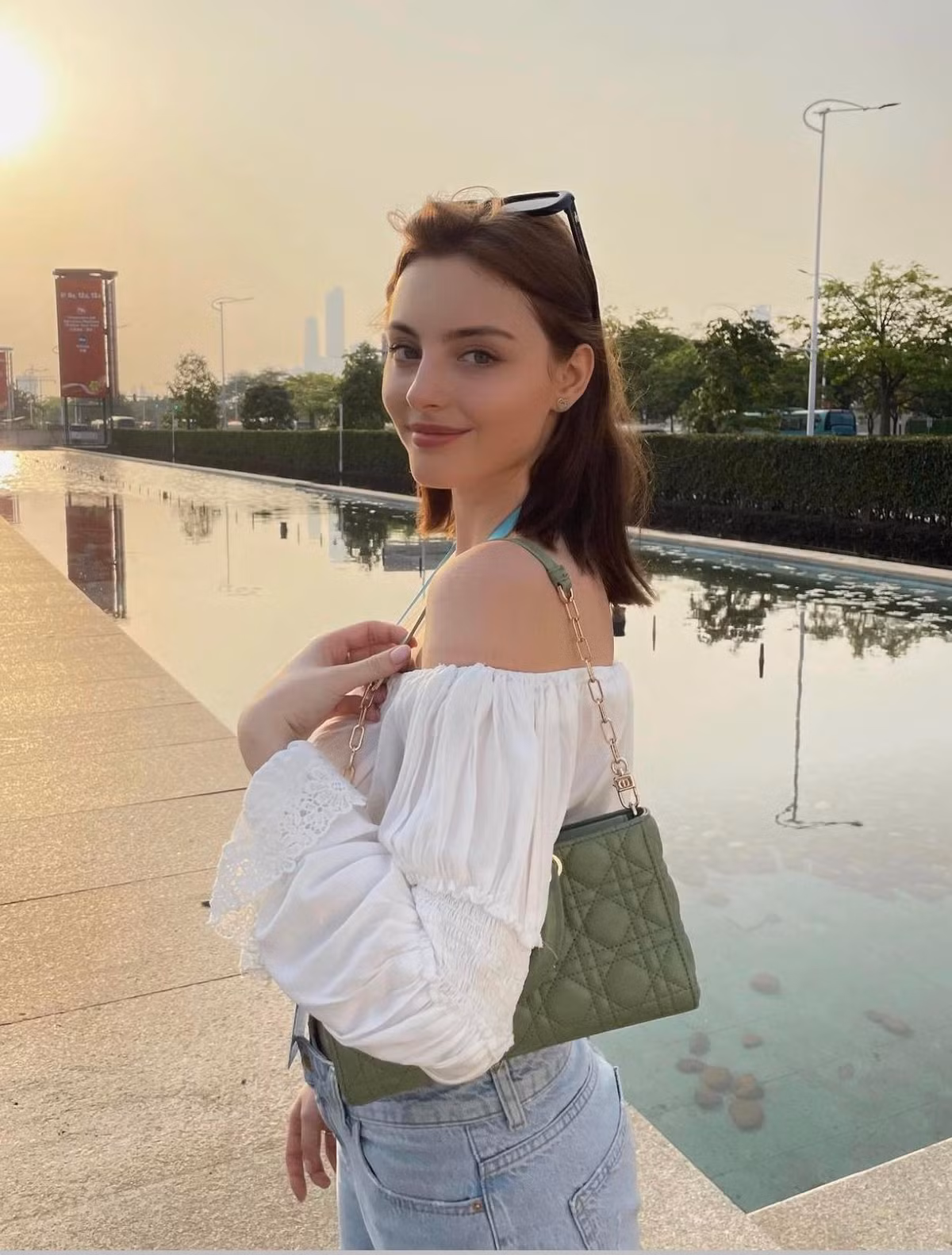 Thân hình chuẩn cùng gương mặt xinh đẹp tựa nữ thần giúp cô nàng nhận được sự yêu mến từ cộng đồng mạng.