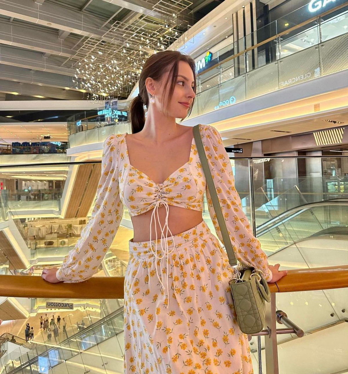 Làn da trắng mịn, mũi cao cùng nét đẹp thanh tú của cô khiến nhiều người xiêu lòng.