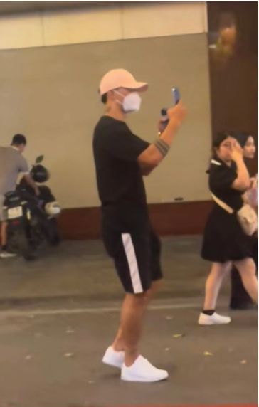 Mặc dù bịt khẩu trang kín mít nhưng hậu vệ Đoàn Văn Hậu và bạn gái vẫn bị phát hiện ra bởi chiều cao nổi bật.