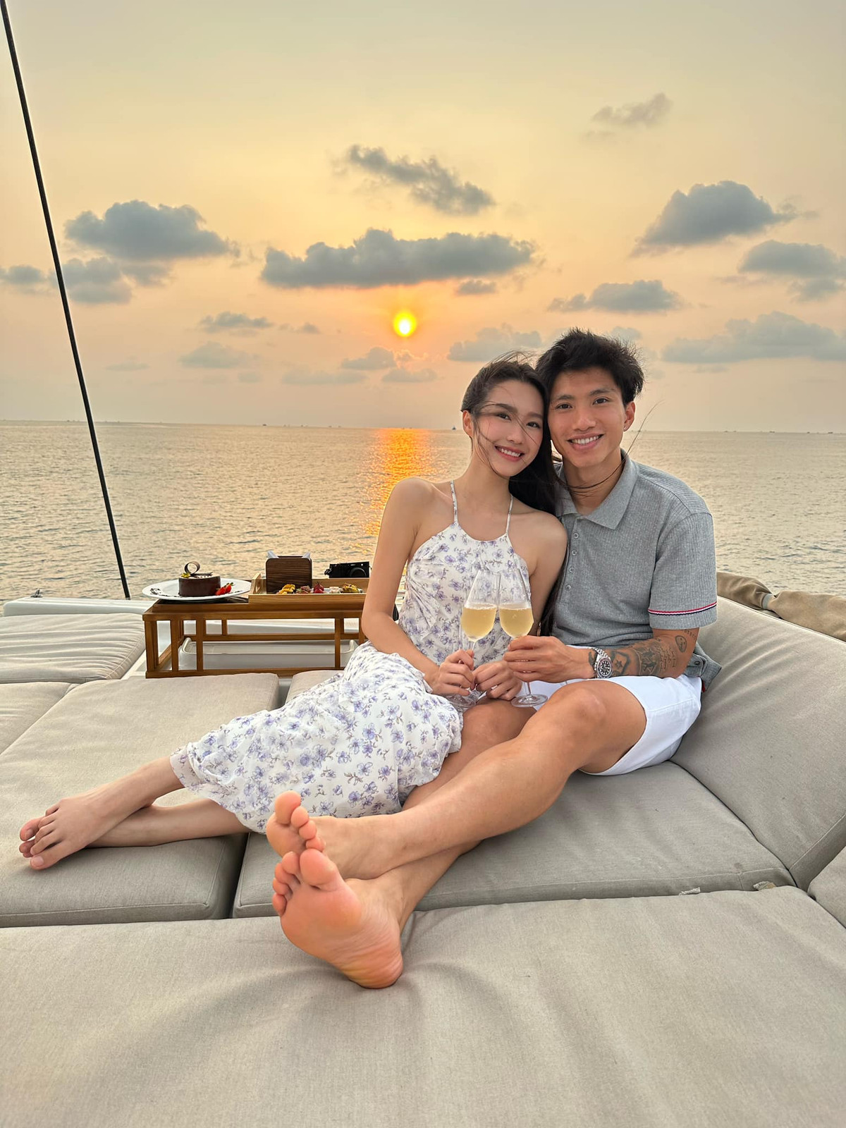 Mối quan hệ của họ được gia đình, bạn bè và người hâm mộ ủng hộ nhiệt tình. Hải My từng nhận xét, cô cảm thấy bình yên khi ở bên cạnh Văn Hậu. Ảnh: Tổng hợp