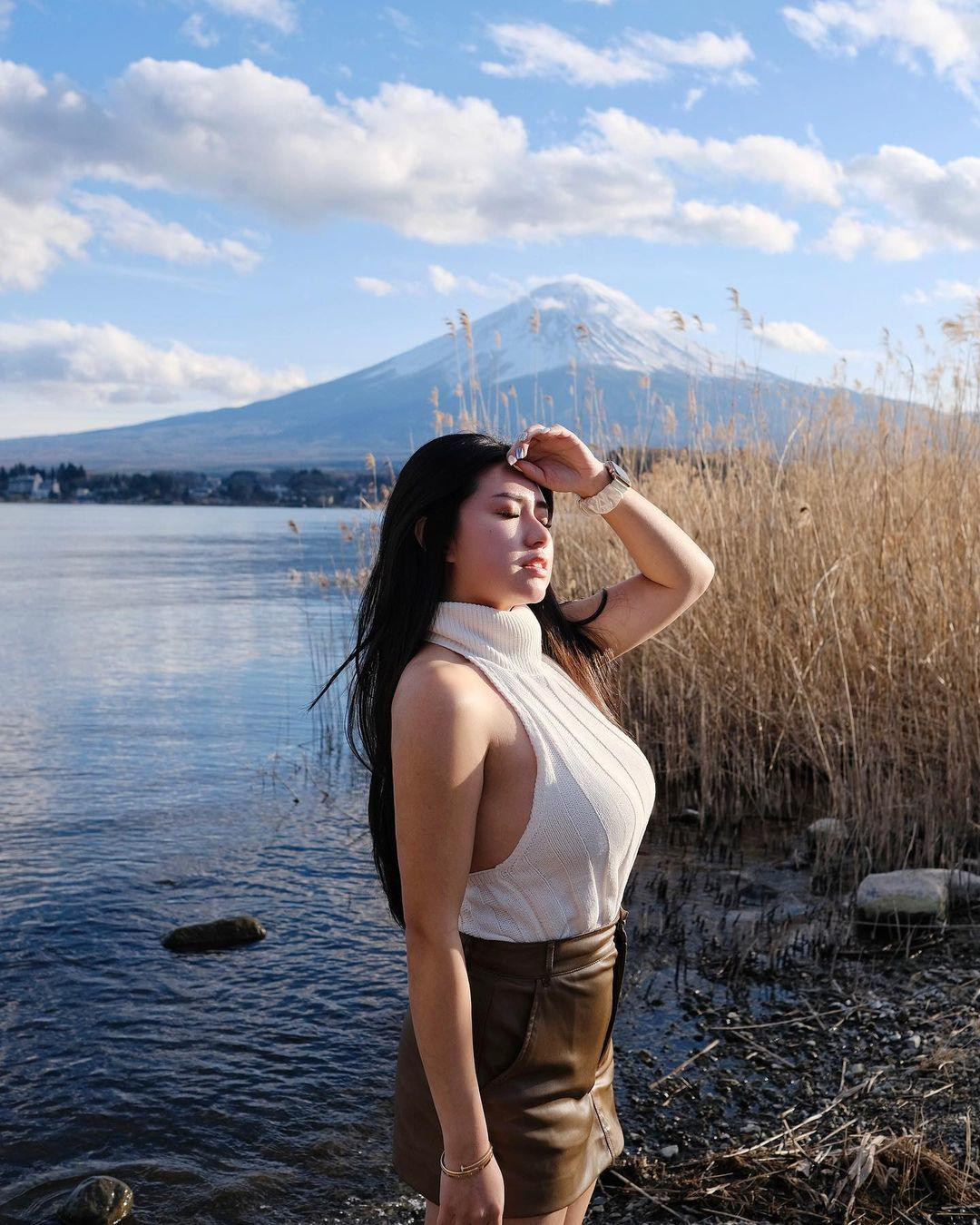 Nhiều fans Việt Nam cũng vào bình luận, khen ngợi sắc vóc của bà mẹ 1 con.