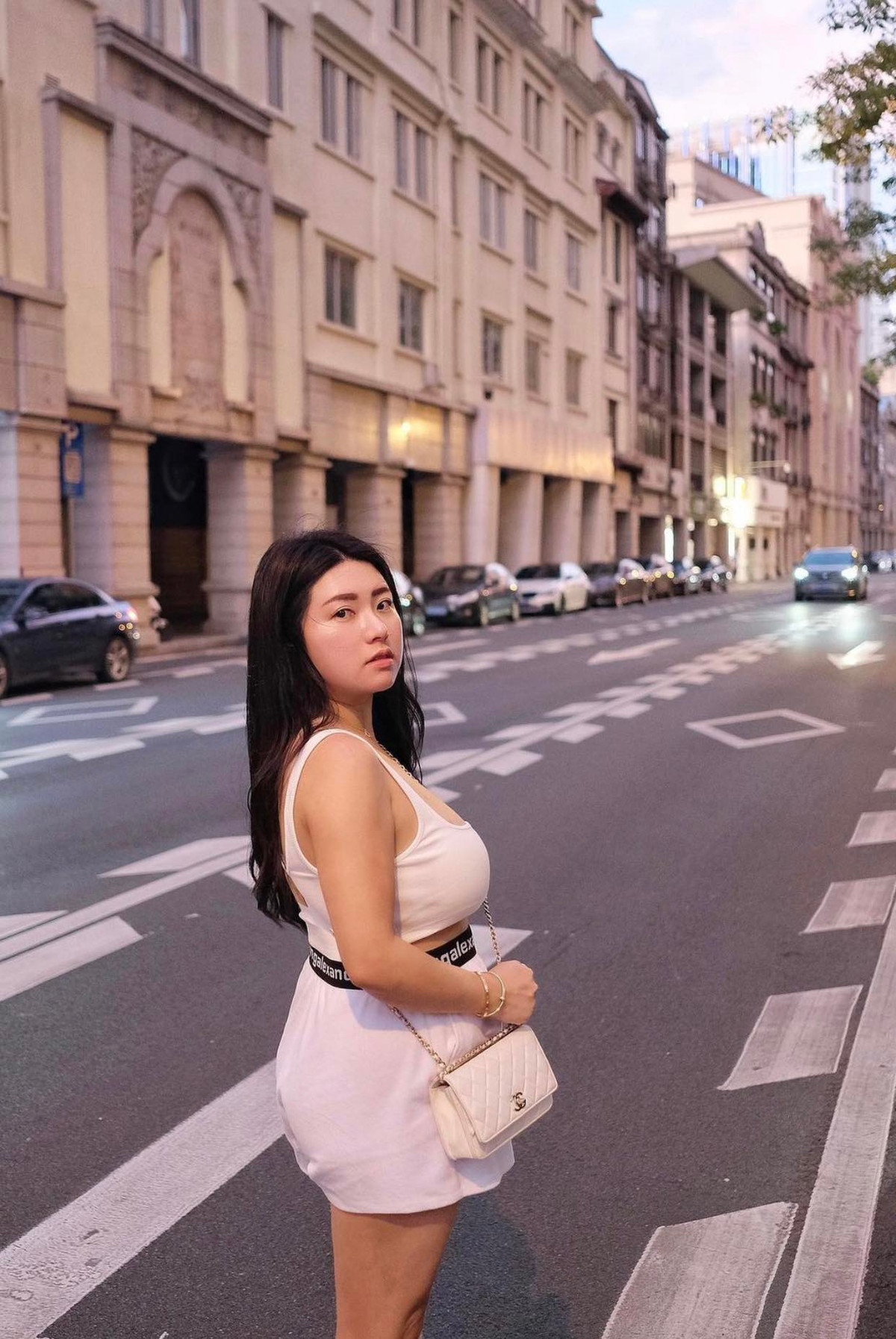 Người đẹp theo đuổi hình ảnh nữ tính nhưng không kém phần gợi cảm.