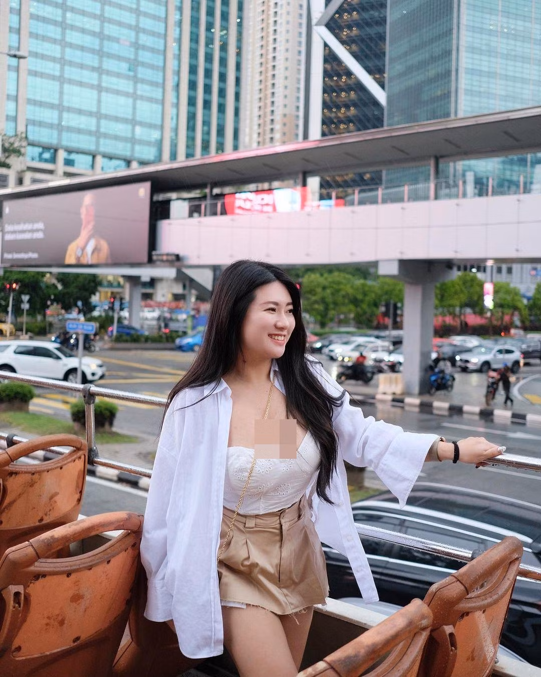 Trước đó, cô cũng từng gây chú ý khi tới Hạ Long, Việt Nam du lịch. Gần đây nhất cô cùng bạn bè đến Đà Nẵng 4 ngày 3 đêm, lần lượt thăm quan các địa điểm nổi tiếng như sông Hoài, phố cổ Hội An, cầu Rồng,...