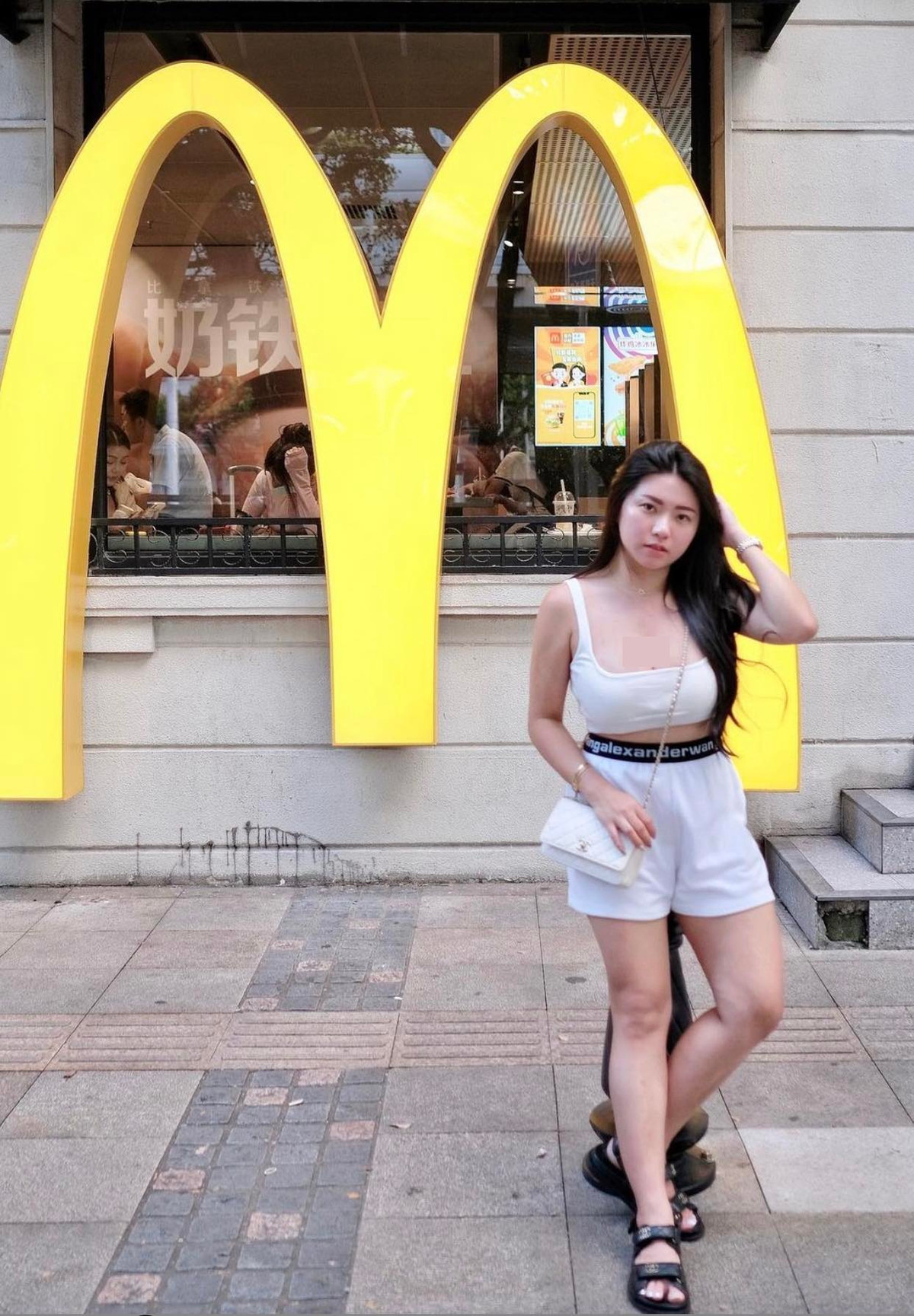 Cô được mệnh danh là "bà mẹ đơn thân quyến rũ nhất Malaysia".