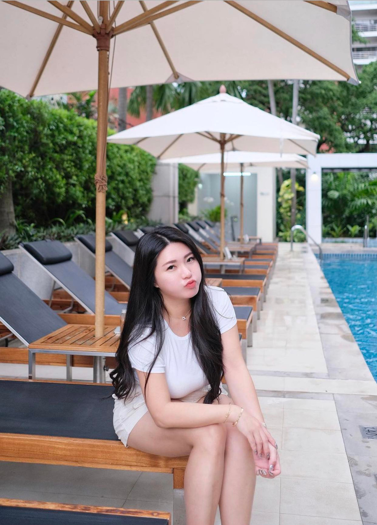 Hiện tại, hot girl Sueanne Kang đang là một reviewer về đồ ăn và du lịch, thế nên, cô dành nhiều thời gian đi đi đến các quốc gia châu Á để thăm quan những địa điểm nổi tiếng, thử các món ăn đặc sản.