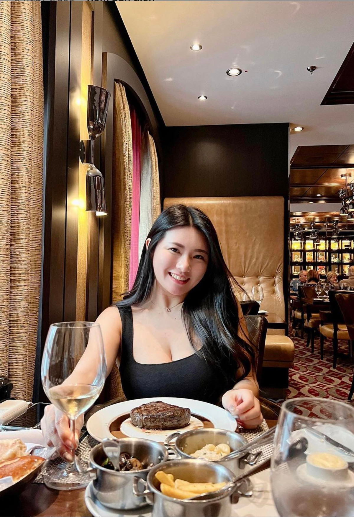 Ngoài ra, độ nổi tiếng trên mạng xã hội cũng mang lại cho cô những lời mời quảng cáo.