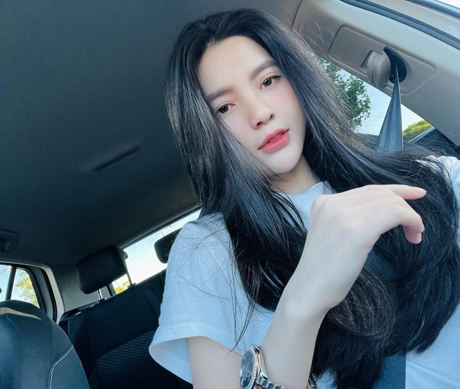 Cô nàng sở hữu gương mặt khả ái, chiều cao nổi bật và vóc dáng nuột nà.