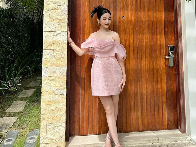 Kể từ khi lộ tin đồn hẹn hò với cầu thủ Quang Hải, Thanh Huyền càng nổi tiếng trên mạng xã hội.