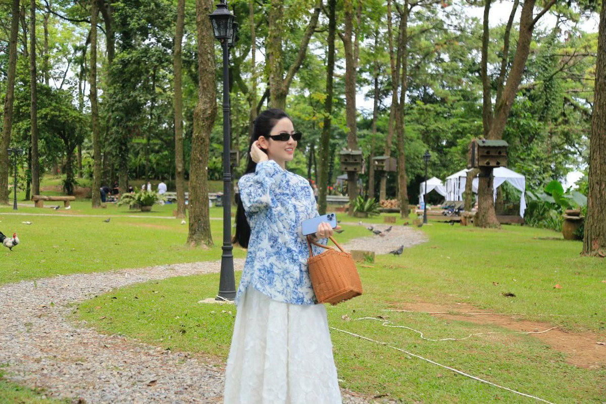 Chu Thanh Huyền hường xuyên đăng ảnh tình cảm với người yêu trên mạng xã hội nhưng luôn khéo léo che mặt "nửa kia".