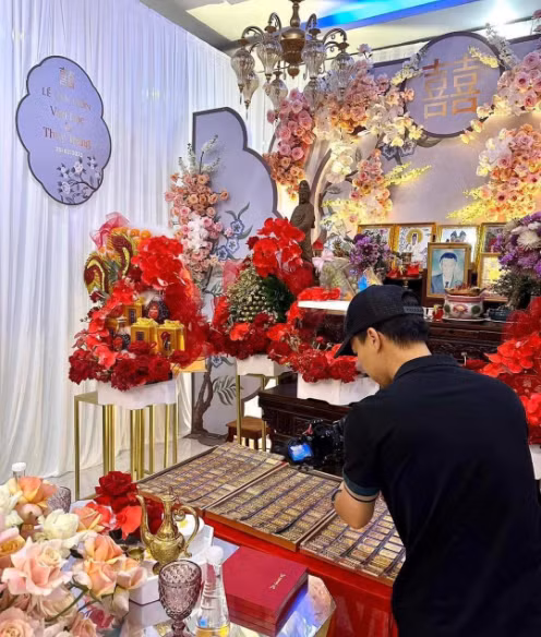 Chứng kiến hình ảnh những món quà cưới của bố mẹ hai bên được bày trên bàn, netizen chỉ biết trầm trồ.