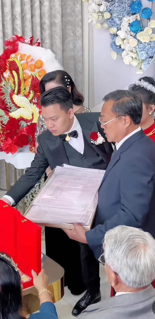 Trong phần trao của hồi môn, cô dâu chú rể liên tục nhận được những món quà vô cùng có giá trị ngay trong ngày kết hôn của mình.