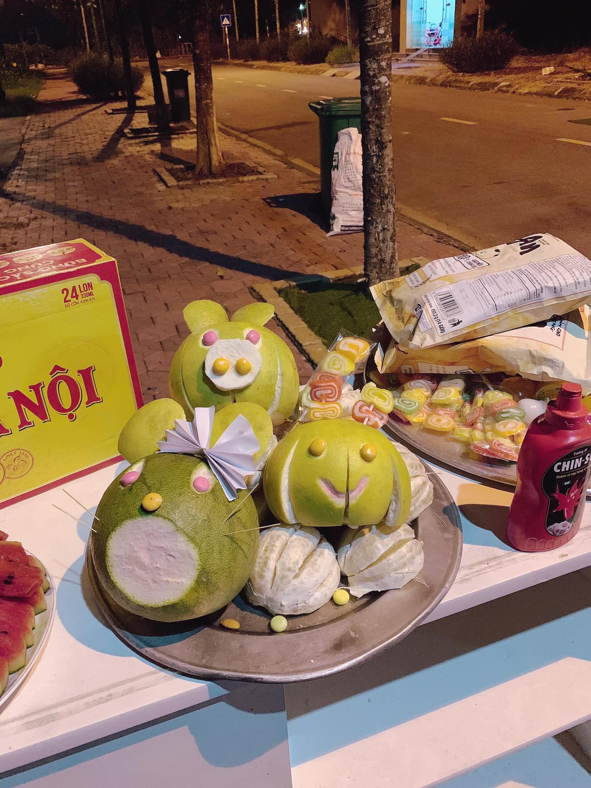 Ngoài chó bưởi, nhiều chị em còn tận dụng vỏ bưởi, cả quả bưởi để tạo hình con vật...nhưng nó lạ lắm.