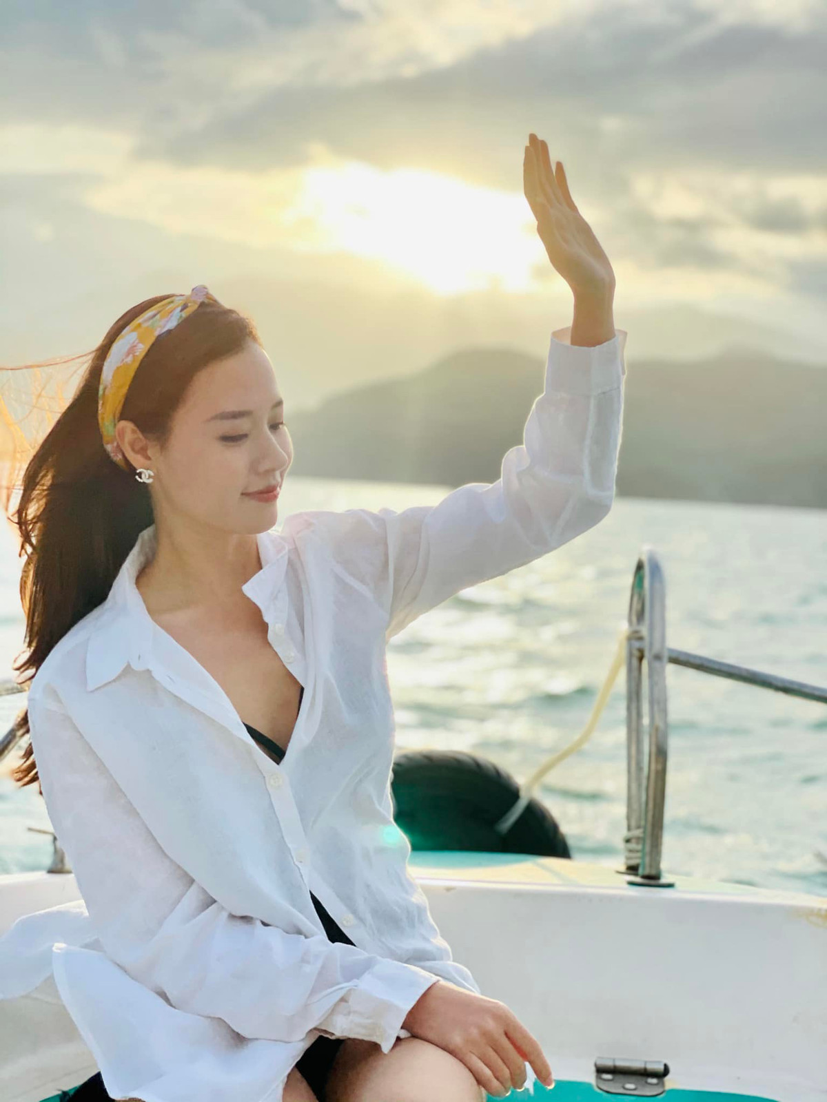 Nhờ có đường cong nuột nà với số đo ba vòng 81-54-89 cm, Midu tự tin thử nghiệm đủ kiểu trang phục kén dáng.