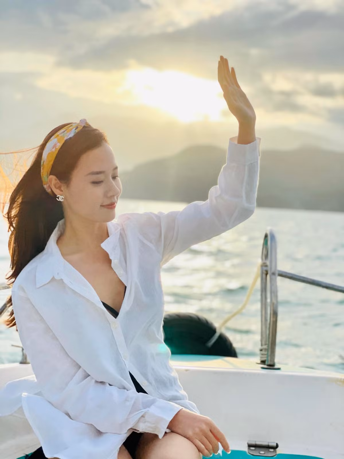 Nhờ có đường cong nuột nà với số đo ba vòng 81-54-89 cm, Midu tự tin thử nghiệm đủ kiểu trang phục kén dáng.