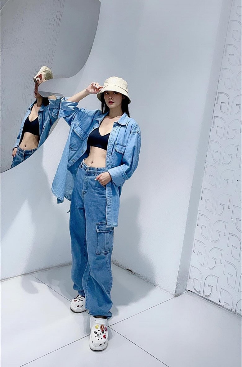 Mới đây, Midu chia sẻ khoảnh khắc diện set đồ demin năng động và trẻ trung, đáng chú ý cô chỉ diện độc áo nội y màu đen bên trong.