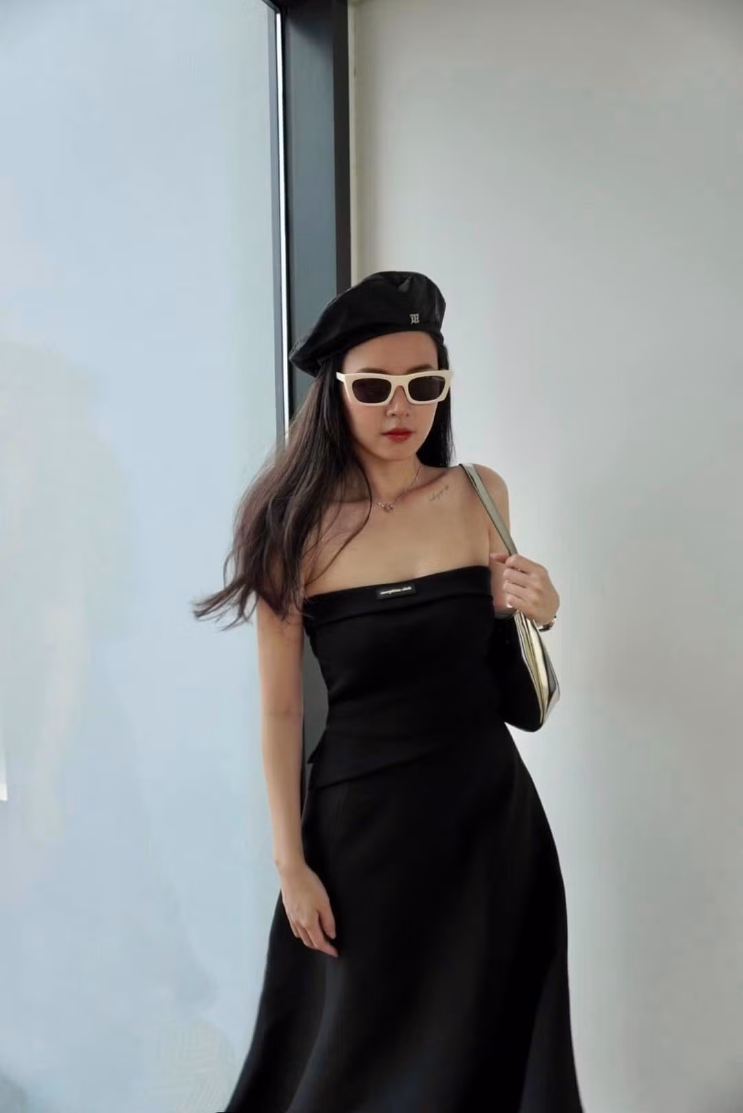 Phong cách thời trang xuống phố của người đẹp sinh năm 1989 cũng được đánh giá là khác biệt hoàn toàn với khi đến trường.