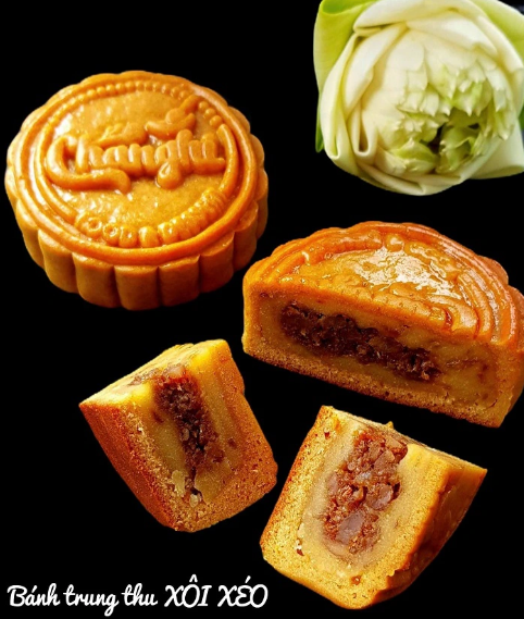 Không ít người cảm thấy bất ngờ khi nghe món ăn quen thuộc là xôi xéo được dùng làm nhân bánh Trung thu. Ảnh: Chang Hi Food &amp; Dessert