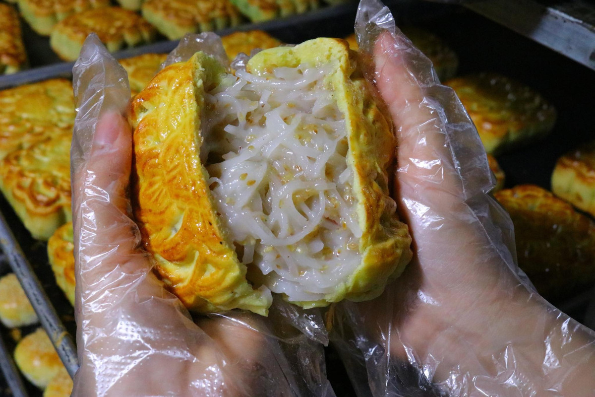 Mới đây, hình ảnh bánh Trung thu ngập nhân dừa sên làm nhiều người liên tưởng đến nhân...bún. Tuy vậy, đây cũng là loại nhân khá đặc biệt và được phần lớn thực khách ưa thích.