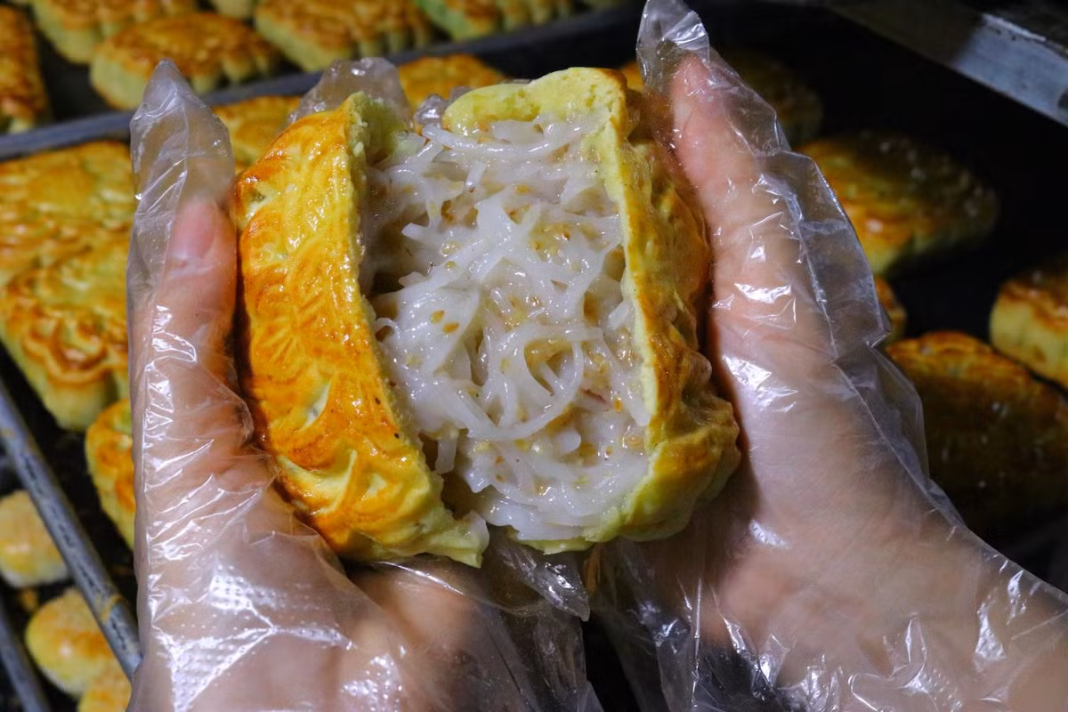 Mới đây, hình ảnh bánh Trung thu ngập nhân dừa sên làm nhiều người liên tưởng đến nhân...bún. Tuy vậy, đây cũng là loại nhân khá đặc biệt và được phần lớn thực khách ưa thích.