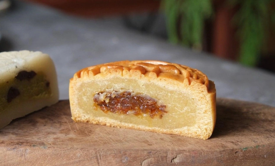 So với bánh truyền thống, bánh Trung thu ô mai khi ăn có vị ngọt kết hợp với vị chua, thêm chút mằn mặn rất lạ miệng.