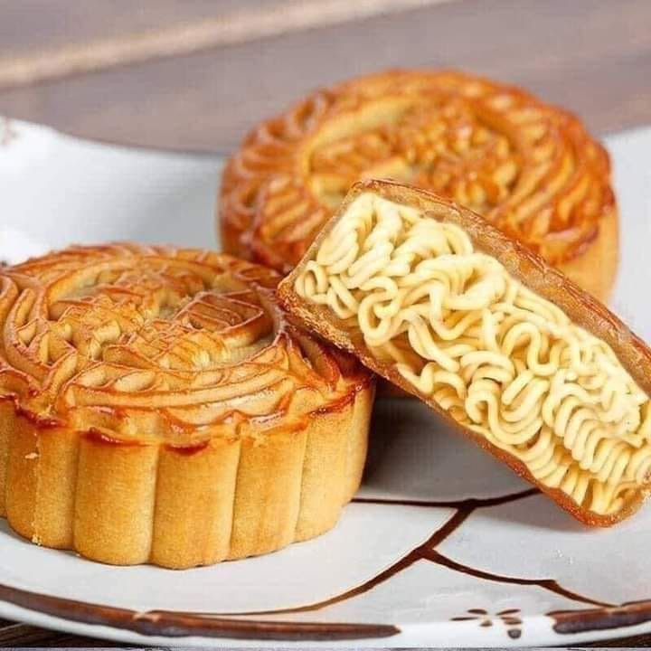 Bên cạnh những chiếc bánh Trung thu nhân độc lạ có thật, cư dân mạng còn hài hước chế nhiều loại nhân bánh khác là những món ăn quen thuộc hàng ngày.