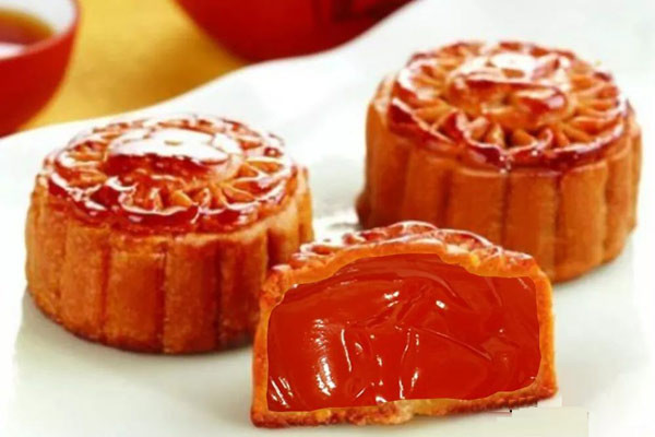 Một số loại nhân được ghép vào như tương ớt, thịt chưng mắm tép, hành phi,....làm nhiều người không nhịn nổi cười.